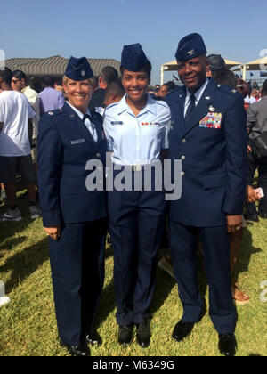 Airman 1st Class AnnAleada Whitehead, eine personnelist oder Human Resource Specialist zu den 180 Fighter Wing, Ohio Air National Guard, die mit ihren Eltern am militärischen Trainng Graduierung am Lackland Joint Base San Antonio - Lackland, Texas. (Von links nach rechts, Oberstleutnant Amy Whitehead, Flügel Executive Officer in die 179Th Airlift Wing und Oberst Lindsey Whitehead, stellvertretender Kommandeur der 180 Fighter Wing zugewiesen). Stockfoto