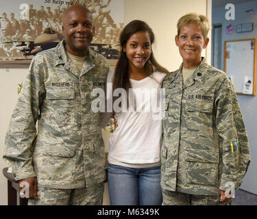 Airman 1st Class AnnAleada Whitehead, eine personnelist oder Human Resource Specialist zu den 180 Fighter Wing, Ohio Air National Guard, die mit ihren Eltern in nach ihrer Dienstzeit mit der 180 FW. (Von links nach rechts, Oberst Lindsey Whitehead, stellvertretender Kommandeur der 180 Fighter Wing und Oberstleutnant Amy Whitehead, Flügel Executive Officer in die 179Th Airlift Wing zugewiesen). Stockfoto