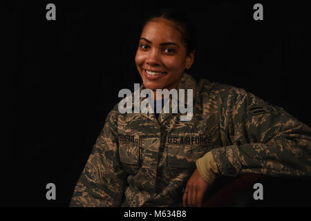 Airman 1st Class AnnAleada Whitehead, eine personnelist oder Human Resource Specialist zu den 180 Fighter Wing, Ohio Air National Guard zugeordnet, bespricht, African American History Month. Air National Guard Stockfoto