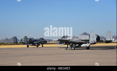 Zwei US Air Force C A-10 Thunderbolt IIs Taxi auf dem Flug während der bushwhacker 18-02 Cactus Flagge Übung in Davis-Monthan Air Force Base, Ariz., Feb 11, 2018. Der Kaktus Flagge Übung ist so konzipiert, dass D-M bereit ist Angriff Flugzeug überall in der Welt zur Verfügung zu stellen. (U.S. Air Force Stockfoto