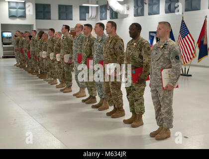 Mehr als 20 Soldaten der 36th Combat Aviation Brigade, 36th Infantry Division, Texas Army National Guard, empfing die Texas Hervorragende-Medaille in Anerkennung ihrer Bemühungen und Teilnahme im Jahr 2017 der Hurrikan Harvey Notfallplan bei einer Preisverleihung in Austin, Texas, am Feb 11, 2018. Mehr als 60 Mitglieder des 36 CAB anerkannt wurden für ihre außergewöhnliche Unterstützung und Hingabe in Rettungs-, Wiederherstellungs- und Soforthilfe im Gefolge des Hurrikans. (U.S. Nationalen Schutz Stockfoto