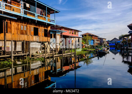 Das Fishermans Häuser sind auf Stelzen zwischen Gärten im Dorf Ywama auf einer Insel auf dem Inle See gebaut Stockfoto