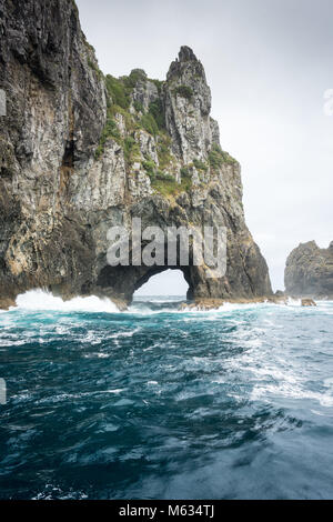 Hole in the Rock, Bay of Islands, Nordinsel, Neuseeland Stockfoto