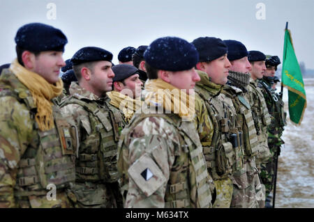 Vereinigtes Königreich Soldaten, zu Balaklawa Truppe, leichte Dragoner und Battle Group Polen stand, die sich in der Ausbildung bei der Eröffnungszeremonie für den Beginn der Übung Puma, eine Übung, die Prüfung der Interoperabilität Funktionen der Battle Group Polen und seine höhere Hauptquartier, die 15 mechanisierte Brigade, in der Nähe der Bemowo Piskie, Polen am Feb.12, 2018 zugeordnet. Battle Group Polen ist ein einzigartiges, multinationalen Battle Group, bestehend aus USA, Großbritannien, Kroatischen und rumänischen Soldaten, die mit der polnischen 15 mechanisierte Brigade als Abschreckung Kraft im Nordosten Polens in der Unterstützung von NAT dienen Stockfoto