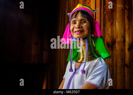 Porträt einer alten Dame, die zu den Padaung Stamm, trug 29 Messing Ringe um den Hals in der Ortschaft Ywama auf einer Insel am Inle See Stockfoto
