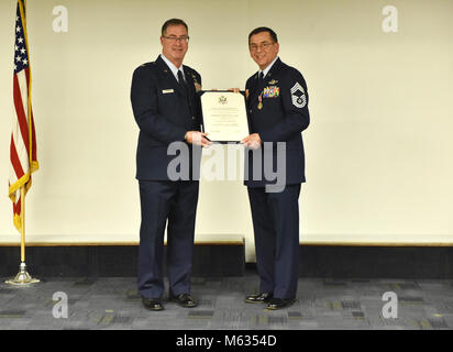 Oberstleutnant Bryan Branby, 758Th Airlift Squadron Director of Operations, präsentiert Chief Master Sgt. Bruce Bair mit einem Zertifikat der Ruhestand während einer Zeremonie an der Pittsburgh International Airport Air finden Station, Jan. 6, 2018. Bair ist der letzte Flug Ingenieur von der 911th Airlift Wing zurückzuziehen, die militärische Abfahrt nach 38 Jahren treuen Dienst. (U.S. Air Force Stockfoto