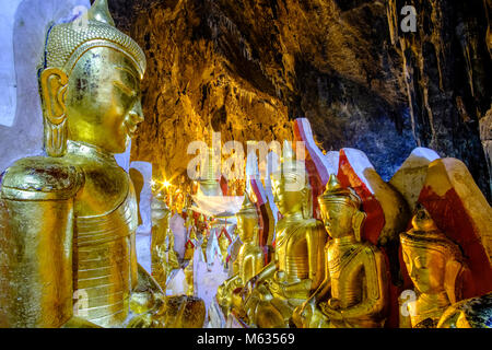 Mehr als 8000 kleinen und großen goldenen Buddha Statuen sind in den Pindaya Shwe Umin Höhle gelegt Stockfoto