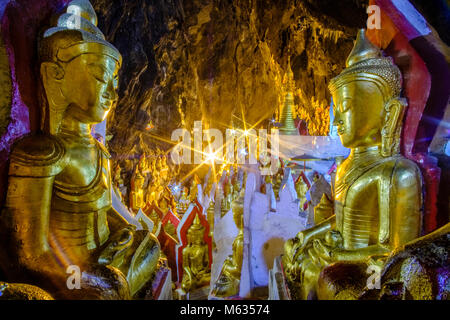 Mehr als 8000 kleinen und großen goldenen Buddha Statuen sind in den Pindaya Shwe Umin Höhle gelegt Stockfoto