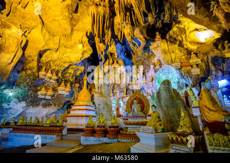 Mehr als 8000 kleinen und großen goldenen Buddha Statuen sind in den Pindaya Shwe Umin Höhle gelegt Stockfoto