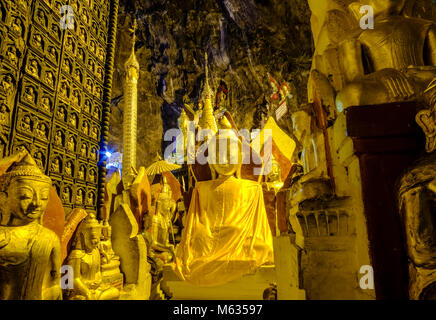 Mehr als 8000 kleinen und großen goldenen Buddha Statuen sind in den Pindaya Shwe Umin Höhle gelegt Stockfoto