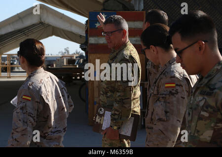 TAJI militärische Komplex, Irak: US-Army 449th Combat Aviation Brigade Flugplatz Manager Chief Warrant Officer 5 Joedy Vanvelzen, orientiert Soldaten der spanischen Armee in die 449Th CAB Flug Linie während ihrer konstituierenden Aufklärung Besuch im Camp Taji, Irak, Feb 1, 2018. Die spanische Armee wird mit der 449Th CAB integrieren Luftverkehr als Teil der gesamten Combined Joint Task Force-Operation inhärenten Building Partner Kapazität mission lösen, die über die Ausbildung und die Verbesserung der Fähigkeit der zusammengeschlossen, um Kräfte, die ISIS konzentriert sich zu erweitern. CJTF-OIR ist der Globalen Koalition, um d Stockfoto