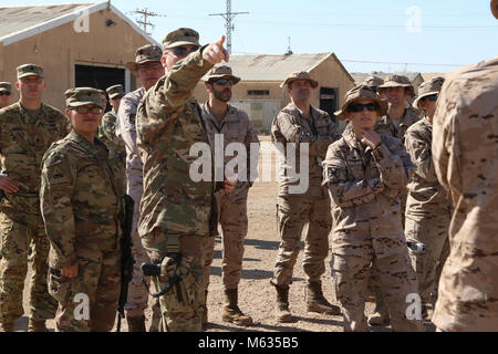 TAJI militärische Komplex, Irak: US-Army Base Operations Support-Integrator Commander lt Col Mark Turner, orientiert sich Soldaten der spanischen Armee zu ihrem Potential Luftverkehr Bereich während der Eröffnungs-Aufklärung Besuch im Camp Taji, Irak, Feb 1, 2018. Die spanische Armee wird mit der 449Th Combat Aviation Brigade integrieren Luftverkehr als Teil der gesamten Combined Joint Task Force-Operation inhärenten Building Partner Kapazität mission lösen, die über die Ausbildung und die Verbesserung der Fähigkeit der zusammengeschlossen, um Kräfte, die ISIS konzentriert sich zu erweitern. CJTF-OIR ist die globale C Stockfoto