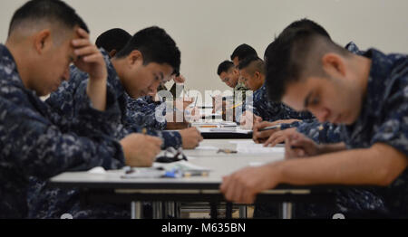 BELL GARDENS, Calif (Feb. 3, 2018) finden Segler zum Navy Operational Support Center (Nosc) Los Angeles zugewiesen der Januar E-4 bis E-7 Weiterentwicklung Untersuchungen in der exerzierhalle am NOSC Los Angeles. Finden Segler ergänzen und arbeiten Seite an Seite mit ihren aktiven Dienst Gegenstücke zu Meer, zu Land und in der Luft, die sich auf alle Preise und Aufträge, die Marine zu bieten hat. (U.S. Marine Stockfoto