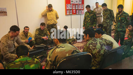 Soldaten der 3 Kandak, 2 Mobile Strike Force Brigade hören während eines Train-the-trainer-Kurs über montiert schwere Maschinengewehre und Operationen von Marine Advisors mit Task Force Südwesten im Camp Shorabak, Afghanistan, Feb 3, 2018 lehrte. Alle Schüler wurden ausgewählt von Maj. Hassan Zai, kommandierender Offizier der 3 Kandak, 2 Mobile Strike Force Brigade. Nach Staffelung, die Soldaten werden alle zertifiziert werden Kameraden der gleichen Klasse die Wirksamkeit der montiert schwere Maschinengewehre gegen den Feind zu erhöhen. (U.S. Marine Corps Stockfoto