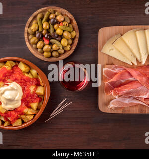 Tapas und Wein. Patatas Bravas, Oliven, Schinken, Käse, square Foto Stockfoto