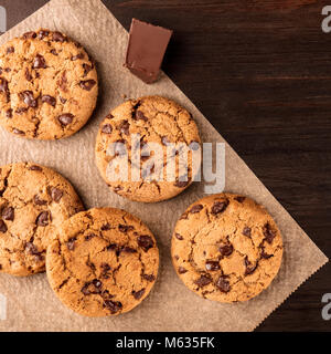 Chocolate Chips Cookies auf Backpapier mit Copyspace, Quadrat Foto Stockfoto