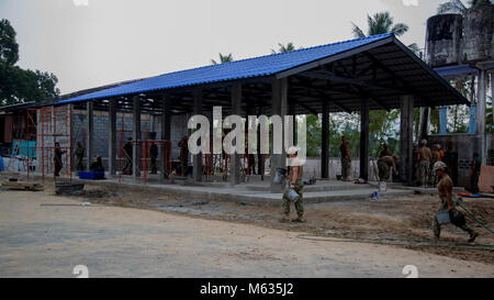 Soldaten und Matrosen von der Royal Thai Navy, Singapur Armee und der US-Marine, arbeiten zusammen, um eine multi-purpose Class Zimmer für das Wat Sombum Naram Schule zu bauen, Feb 7, 2018, während der übung Cobra Gold 2018. Humanitäre civic Action Programme während Cobra Gold 18 durchgeführt, demonstriert eine gegenseitige Verpflichtung Sicherheit und humanitäre Belange der Freunde und Partner Nationen zu unterstützen. Die Programme zur Verbesserung der Lebensqualität sowie die allgemeine Gesundheit und das Wohlergehen der Zivilbevölkerung, die Bewohner in der Ausübung. Übung Cobra Gold 2018 ist eine jährliche Übung im Königreich Thailand durchgeführt. Stockfoto