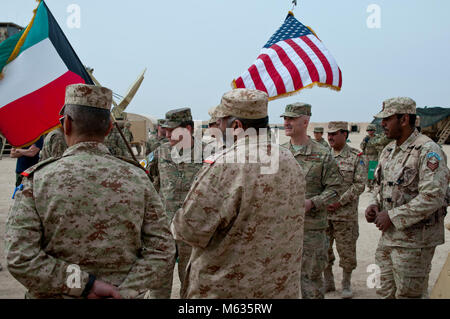 Leiter der Logistik, des US Central Command, Armee Generalmajor Michael Dorman, und Air Force Brig. General David S. San Clemente, Chief, Büro der militärischen Zusammenarbeit, der US-Botschaft - Kuwait, erfahren Sie mehr über KUWAITISCHEN militärische Ausrüstung im Camp Buehring, Kuwait, Feb 9, 2018, zur Armee. Armee Tag war die Auftaktveranstaltung für US Central Command der Komponente Kommandeure Konferenz, die US-Army Central die Fähigkeiten der Armee Showcase im Theater auf. (U.S. Armee Stockfoto