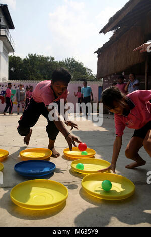 PATTAYA, Thailand - Kinder im Tageszentrum des Human Help Network Foundation in Staffelläufe mit Military Sealift Command finden teilnehmen - Komponente Segler hier während einer Community Relations Veranstaltung hier, Feb 9. Der MSC-finden-Komponente Segler sind in Thailand Durchführung Schiff Unterstützung für MSC als Teil der Übung Cobra Gold 2018. CG18 ist ein Thailand und United States co-sponsored Übung jährlich im Königreich Thailand durchgeführt. (Marine Stockfoto