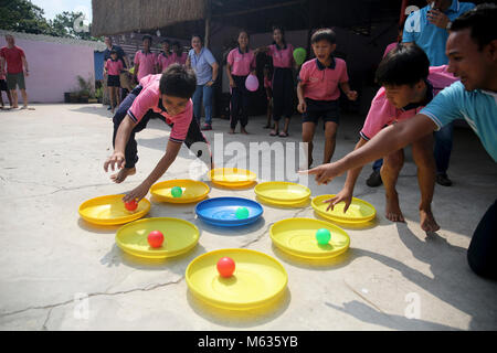 PATTAYA, Thailand - Kinder im Tageszentrum des Human Help Network Foundation hier an Staffelläufe mit Military Sealift Command finden - Komponente Segler während einer Community Relations Veranstaltung hier, Feb 9. Der MSC-finden-Komponente Segler sind in Thailand Durchführung Schiff Unterstützung für MSC als Teil der Übung Cobra Gold 2018. CG18 ist ein Thailand und United States co-sponsored Übung jährlich im Königreich Thailand durchgeführt. (Marine Stockfoto