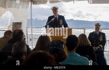 EVERETT, Washington (Februar 09, 2018) Kapitän Douglas W. Kunzman, ausgehende Commander, Destroyer Squadron (DESRON) 9, spricht während der Änderung der Befehl Zeremonie für DESRON 9 an Bord der Arleigh-Burke-Klasse geführte Anti-raketen-Zerstörer USS Kidd (DDG100) an der Naval Station Everett. Während der Zeremonie, Kapitän Kyle J. Colton entlastet Kunzman als Kommandant, DESRON 9. (U.S. Marine Stockfoto