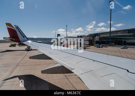 Puerto del Rosario, Fuerteventura, Kanarische Inseln, Spanien - 18. Februar 2018: Flugzeuge in der Start- und Landebahn bereit zum Abflug im internationalen Flughafen von Fuerte Stockfoto