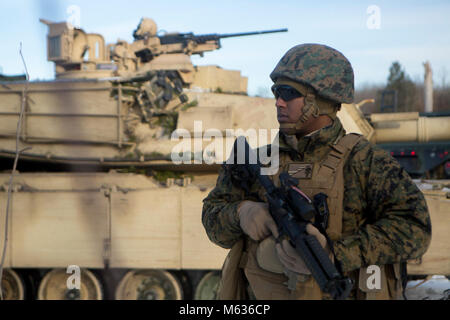 Buchen Marine Cpl. Abdrahman Nasr, einem truppführer mit Firma F, 4 Tank Battalion, 4th Marine Division, bietet Perimeter Security während ein M88 recovery Fahrzeug betankt wird, während der übung Kurzurlaub im Winter 2018, in der Nähe von Camp Äsche, Michigan, 10.02.2018. Finden Marines verbringen zwei Wochen jedes Jahr bauen ihre Fähigkeiten bei einem jährlichen Übung. Dieses Jahr, das Camp Lejeune in North Carolina, Tank Gesellschaft nutzt weiterhin die Vorteile der robusten Training Camp Äsche Bereichen ihre Offensive, defensive und Manöver Fähigkeiten zu testen, eine strenge Kälte Umwelt. Stockfoto