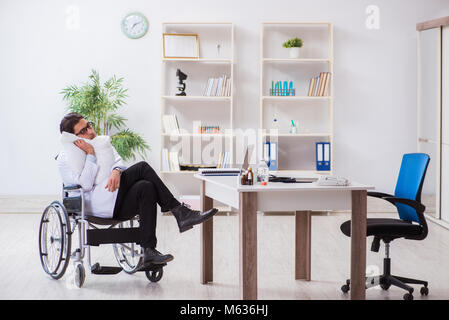 Arzt ruht auf Rollstuhl im Krankenhaus nach der Nachtschicht. Stockfoto