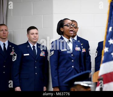 Staff Sgt. Angela Matthews, 147 Angriff Wing an Ellington Field Joint Mindestreservebasis in Houston, Texas, singt die Nationalhymne während eine hervorragende Flieger des Jahres Preisverleihung im Camp Mabry, Texas, 10.02.2018, statt. (Air National Guard Stockfoto