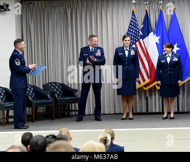 Kapitän Jennifer Marrs, 136 Airlift Wing, erhält Beifall, nachdem sie ihre Texas hervorragenden Service Medaille und eine Urkunde als Sieger der ausstehenden Junior Officer des Jahres während einer Zeremonie im Camp OAY Mabry, Texas, 10.02.2018, erteilt. (Air National Guard Stockfoto