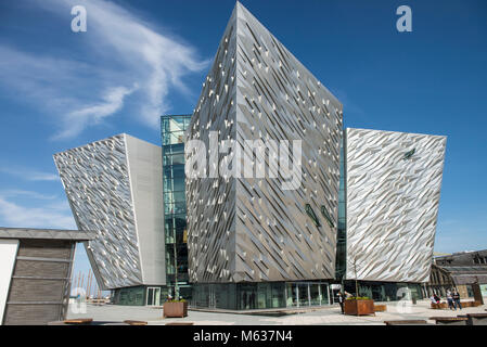 Die bemerkenswerte Architektur der Titanic Museum in Belfast, die ein Boot Stockfoto