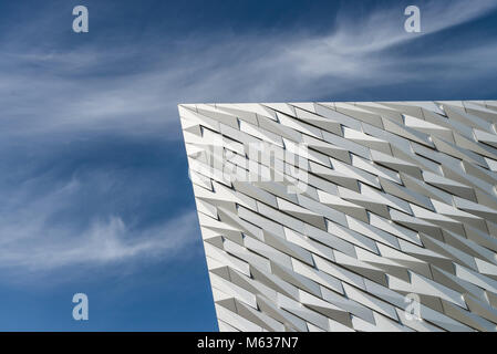 Die bemerkenswerte Architektur der Titanic Museum in Belfast, die ein Boot Stockfoto