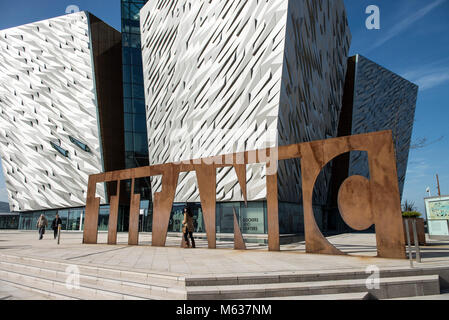 Die bemerkenswerte Architektur der Titanic Museum in Belfast, die ein Boot Stockfoto