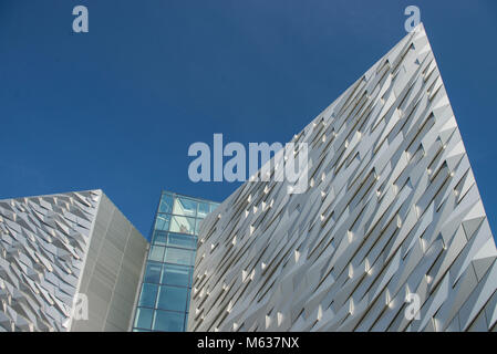 Die bemerkenswerte Architektur der Titanic Museum in Belfast, die ein Boot Stockfoto