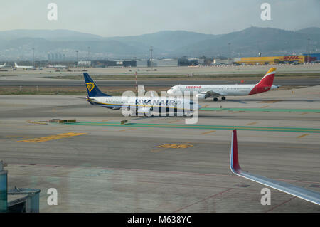 Rollen airliners Pass am Flughafen Barcelona Stockfoto