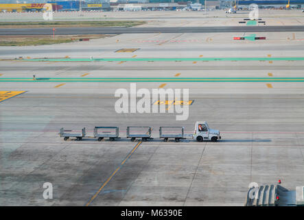 Zusammenfassung einer Fußgängerbrücke am Flughafen Barcelona Stockfoto