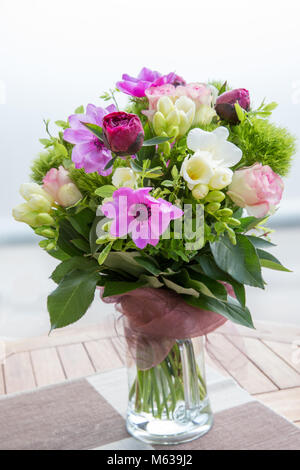 Schönen Blumenstrauß Blumen, rosa, weiß und lila Tönen, Rosen, Anemonen, Freesien, Nelken in der Vase. Mutter, Geburtstag, Valentinstag, Wome Stockfoto