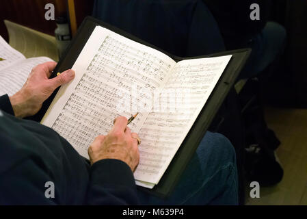 Chor Sänger Holding musikalische Kerbe Stockfoto