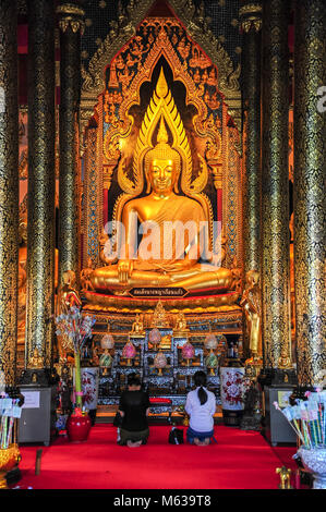 Phisanulok, Thailand - April 6, 2012: Buddhisten anbeten schönen Buddha Bild in der Buddhistischen Kirche in Phitsanulok Thailand Stockfoto