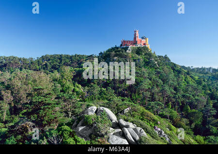 UNESCO-Weltkulturerbe Palácio da Pena. Es steht auf einem Hügel in die Berge von Sintra über der Stadt Sintra, Portugal. Es ist eine nationale Mo Stockfoto
