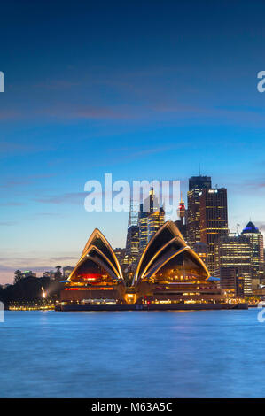 Sydney Opera House und die Skyline im Sonnenuntergang, Sydney, New South Wales, Australien Stockfoto