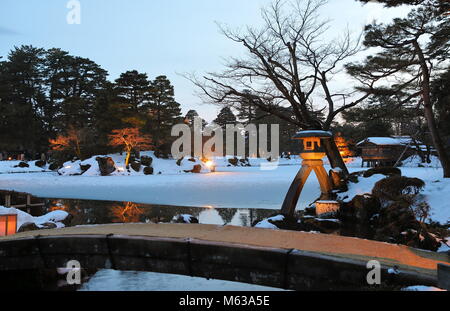 Die traditionellen Japanischen Garten Kenrokuen winter snowscape Kanazawa Japan Stockfoto