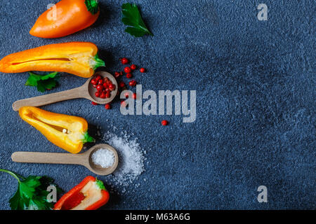 Verschiedene Gewürze Löffel auf Stein Tabelle kopieren Raum gelbe Paprika Stockfoto