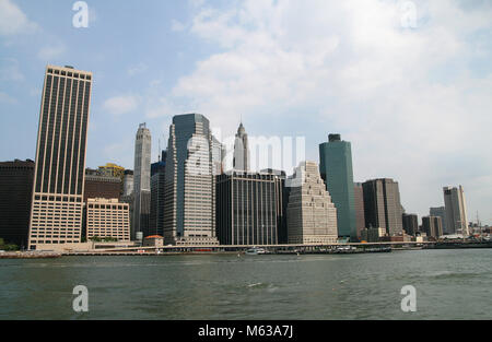 Manhattan Financial District (FiDi) gesehen vom Hudson/East River, New York City, New York State, USA. Stockfoto