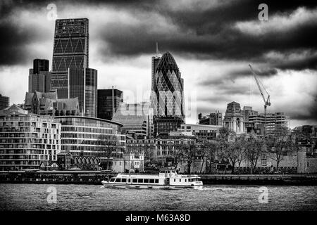 Londoner Stadtbild in Schwarzweiß mit The Gherkin Stockfoto