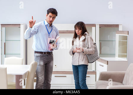 Verkäufer zu erklären, Frau Kunde im Möbelhaus Stockfoto
