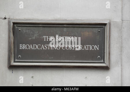 LONDON - Feb 2, 2018: Der alte Original BBC British Broadcasting Corporation Zeichen außerhalb des ursprünglichen BBC Broadcasting House in London. Stockfoto