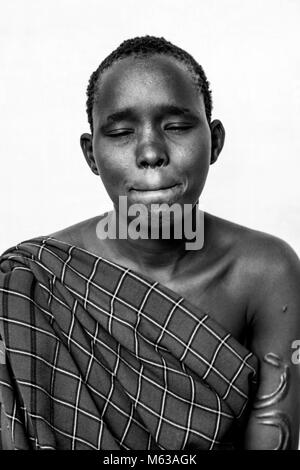 Das Porträt einer jungen Frau aus der Bodi Bodi Stamm, Dorf, Omo Valley, Äthiopien Stockfoto