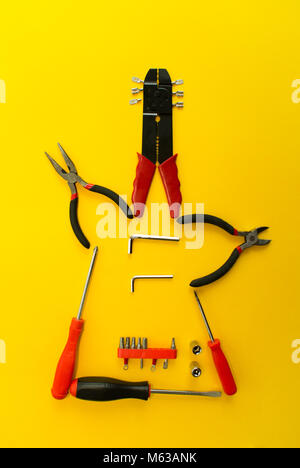 Konzeptionelle Tools auf gelben Hintergrund. Es lookTop anzeigen. Stockfoto