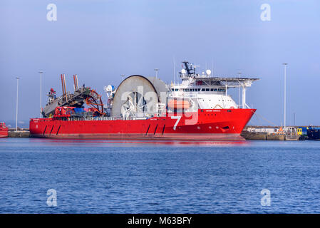 Sieben NAVICA ist ein Rohr Layer 1999 gebaut und derzeit unter der Flagge der Isle of Man. Hier bei Leith Docks Edinburgh Schottland gesehen. Stockfoto